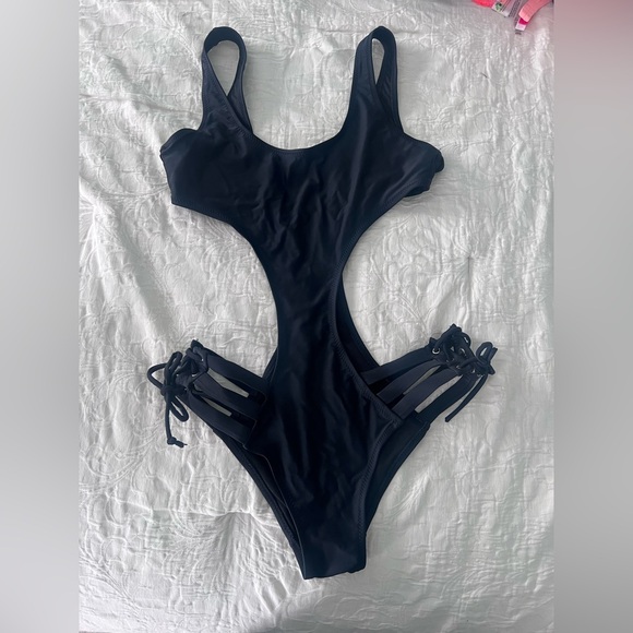 Stylish Black Monokini Swimsuit - Picture 1 of 3
